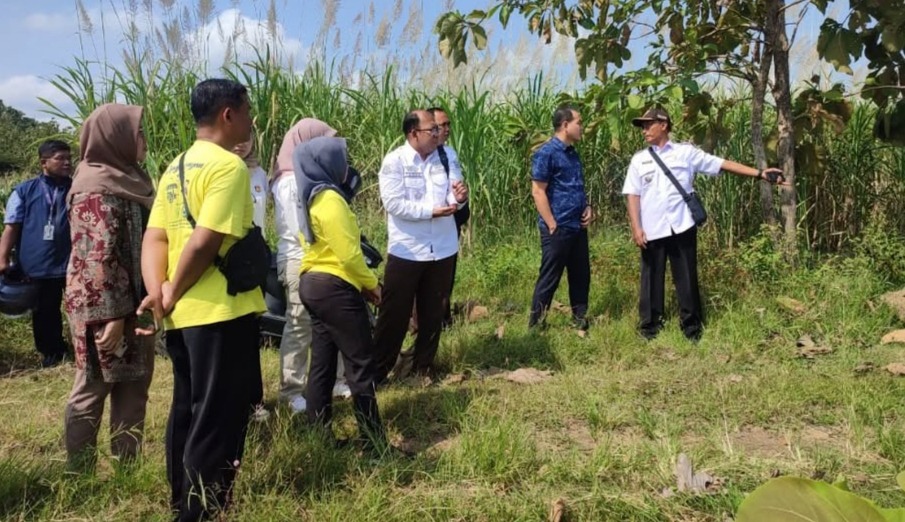 Petugas DLHP dan Kejari Magetan meninjau lokasi lahan TPA baru di Desa Botok, Kecamatan Karas. FOTO: DLHP UNTUK RADAR MAGETAN