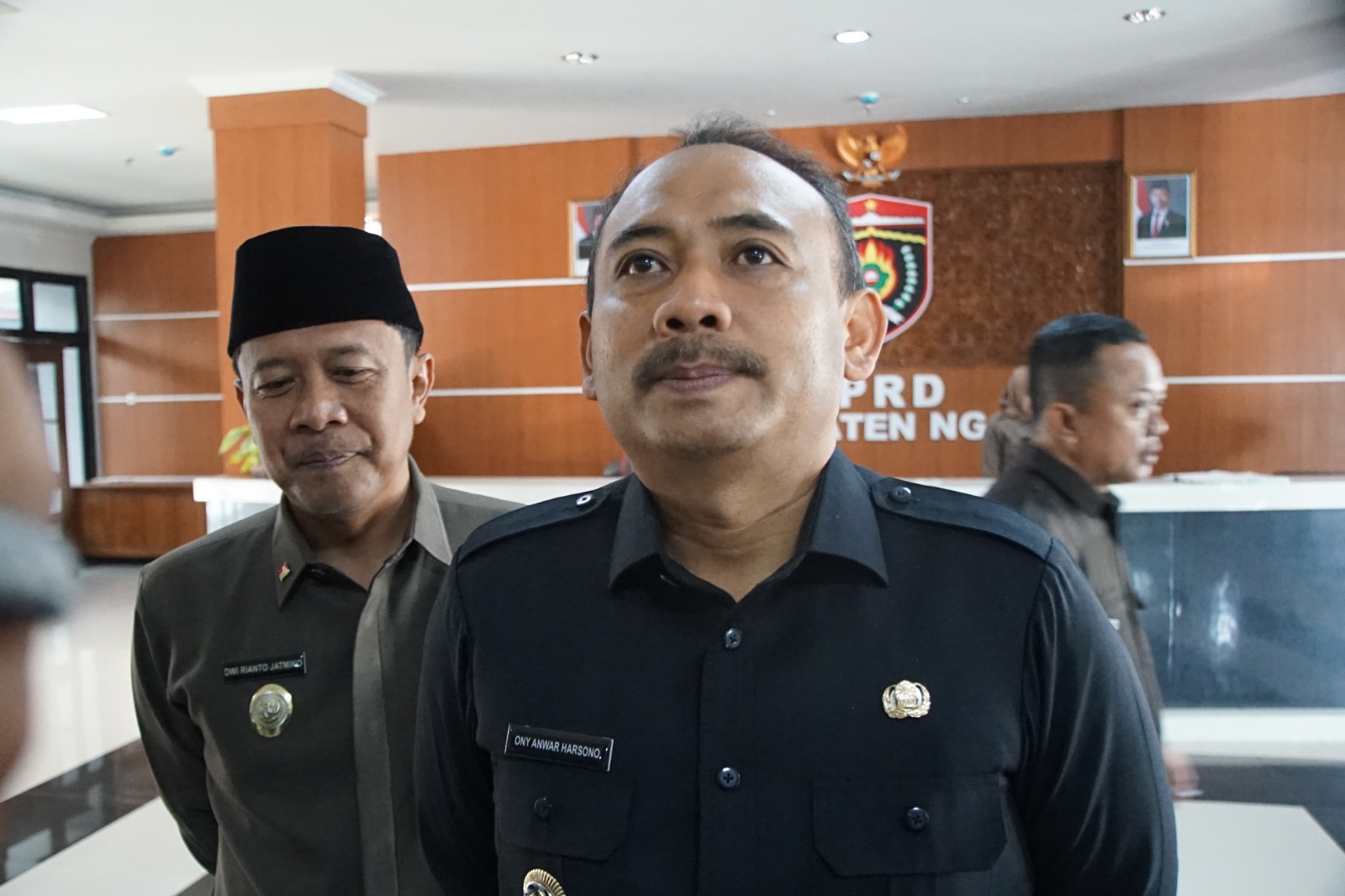Bupati Ony Anwar Harsono memberikan keterangan soal efisiensi anggaran dan pencapaian Silpa APBD Ngawi 2024. FOTO: ASEP SYAEFUL/RADAR NGAWI