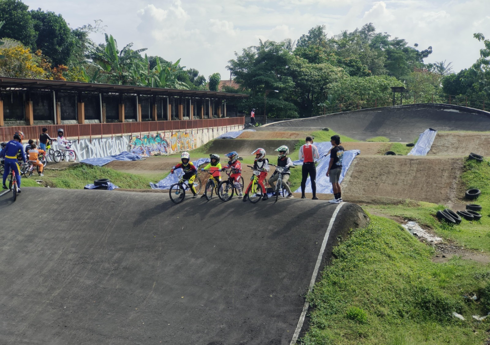Atlet balap sepeda dari ISSI Magetan jalani latihan intensif jelang Porprov Jatim 2025 di BMX PSM Academy Takeran. FOTO: ISSI MAGETAN