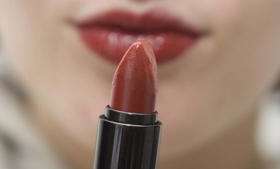Ilustrasi rekomendasi lipstik matte untuk bibir hitam.