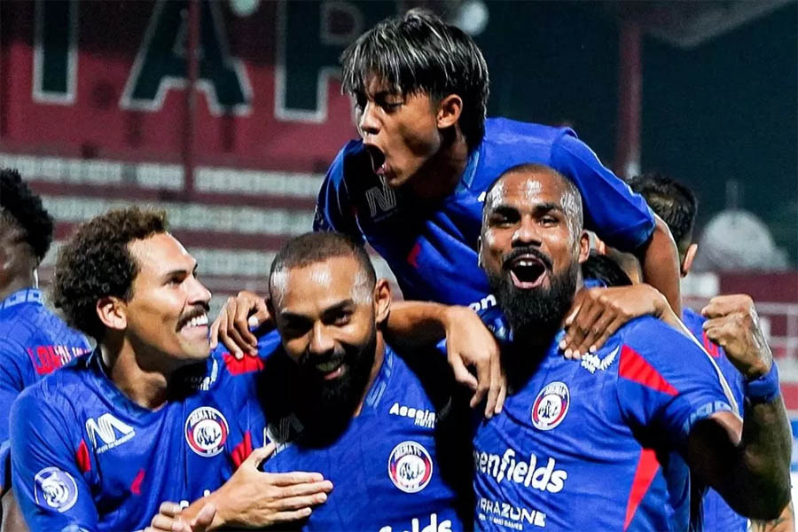 Ilustrasi Foto : Pemain Arema FC melakukan selebrasi di salah satu pertandingan BRI Liga 1 musim lalu. Mereka Siap meladeni Oxford United yang diperkuat penyerang Timnas Indonesia Ole Romeny.