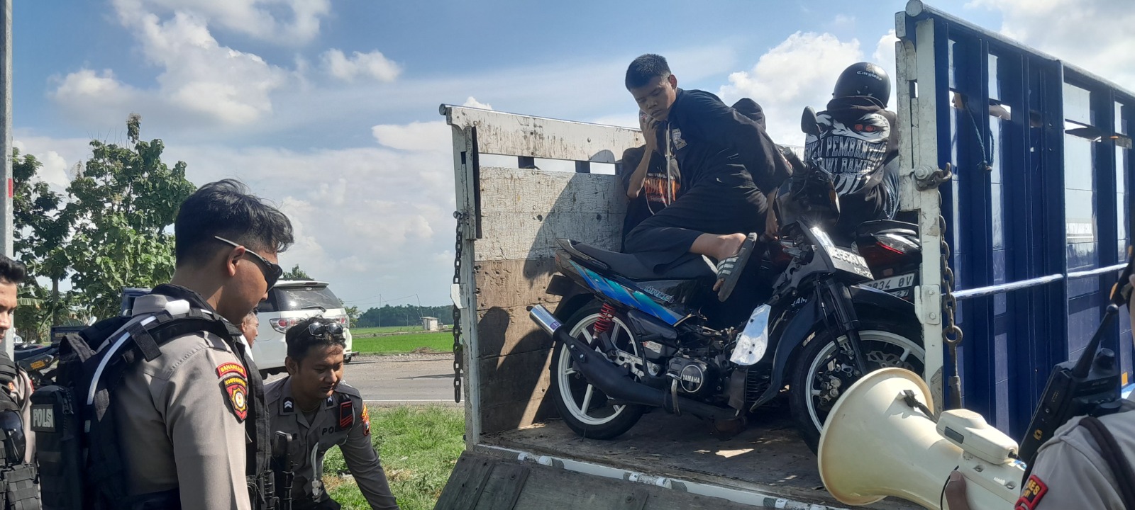 Polisi melakukan patroli terhadap oknum pesilat yang konvoi tanpa izin, Minggu (15/6). ASEP SYAEFUL BACHRI/JAWA POS RADAR NGAWI