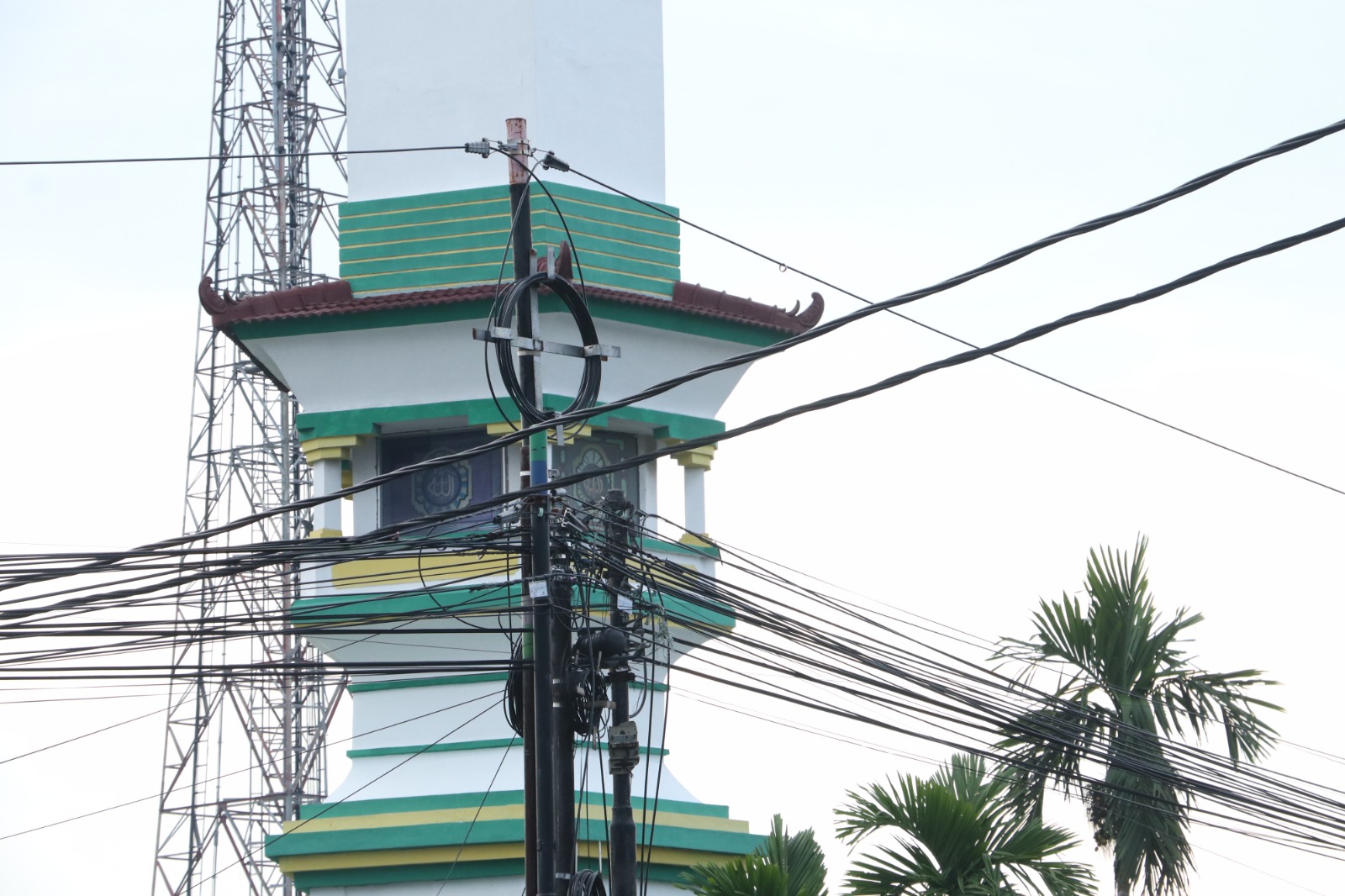 Kabel ISP berbagai provider menggantung sembarangan di jalan utama, mengancam keselamatan warga. FOTO: SUGENG DWI N./JAWA POS RADAR PONOROGO