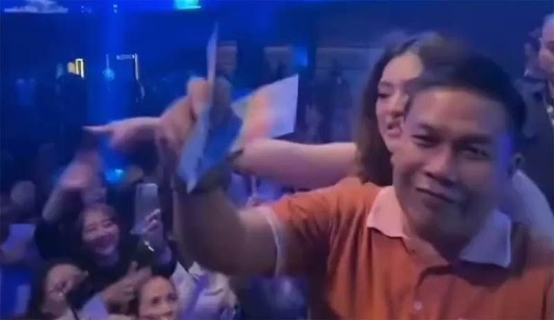 Aksi Casmari, salah seorang Kuwu di Cirebon saat nyawer DJ Nathalie Holscher di sebuah diskotik. Videonya viarl dan beredar luas di medsos.