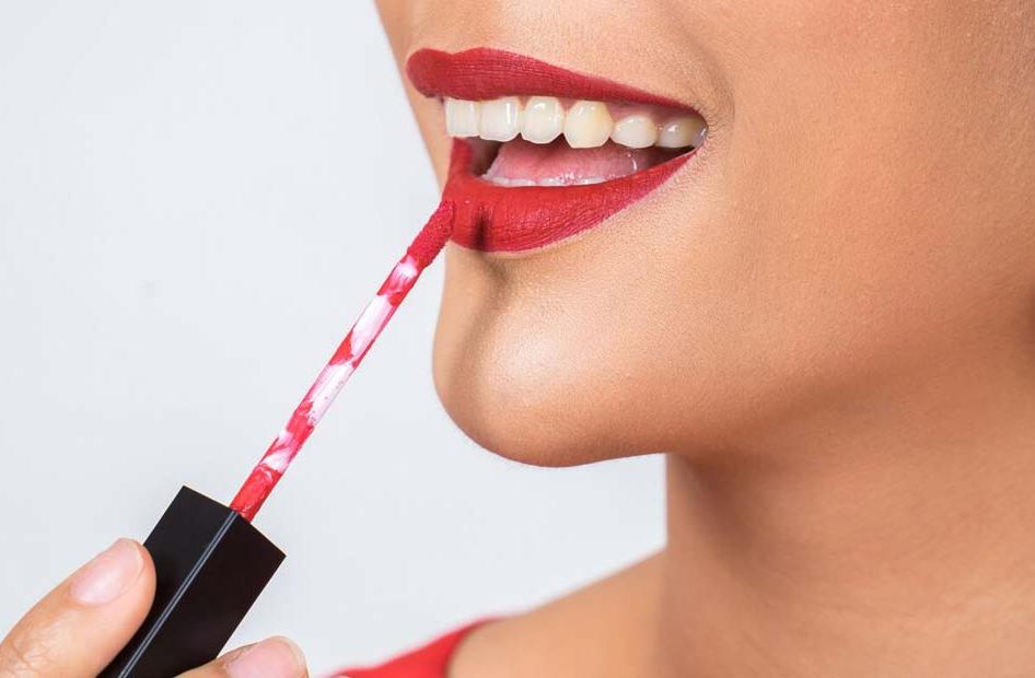 Ilustrasi kesalahan pakai lipstik matte bikin wajah terlihat tua.