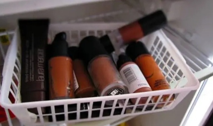 Ilustrasi penyimpanan lipstik agar tidak leleh.