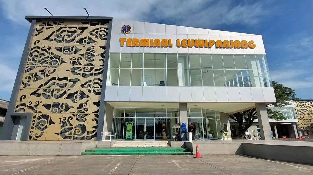 Terminal Leuwipanjang, Bandung.