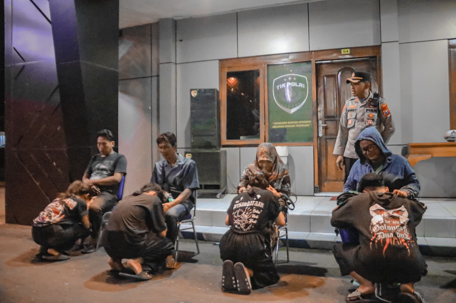 Para remaja yang terjaring razia konvoi sungkem minta maaf ke orang tuanya di Mapolres Ngawi, Minggu (15/6). FOTO: HUMAS POLRES NGAWI