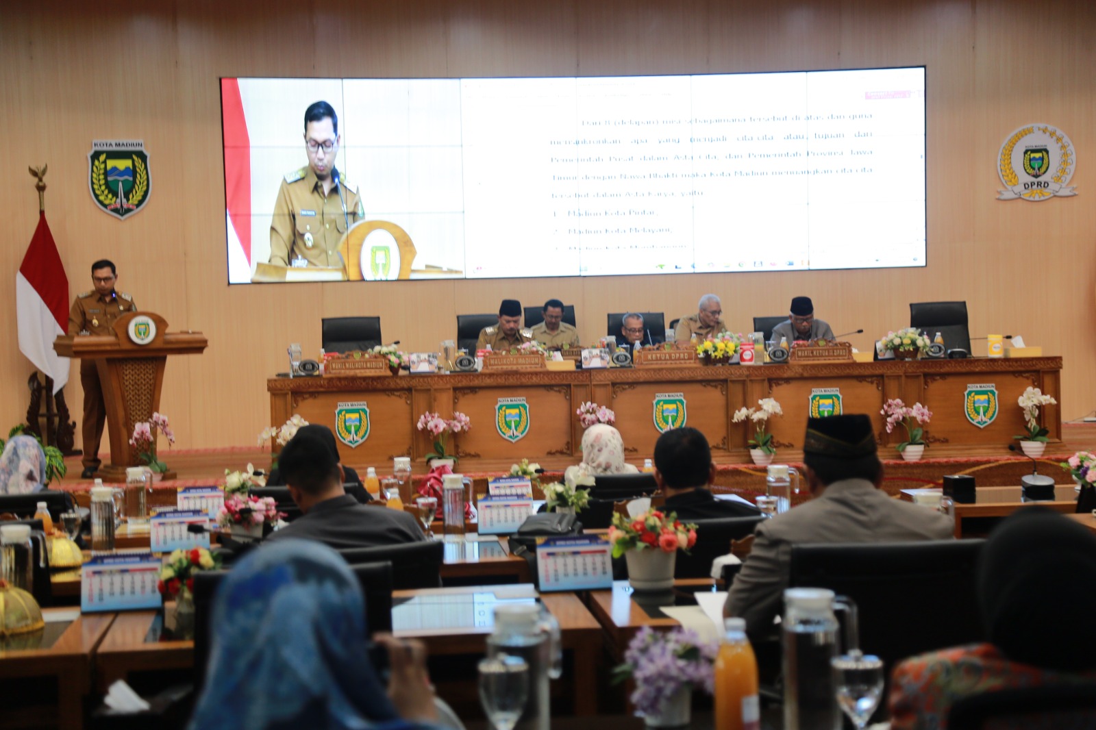 Suasana penyampaian usulan empat raperda eksekutif kepada DPRD Kota Madiun dalam rapat paripurna, kemarin (16/6). FOTO: BAGAS BIMANTARA/RADAR MADIUN