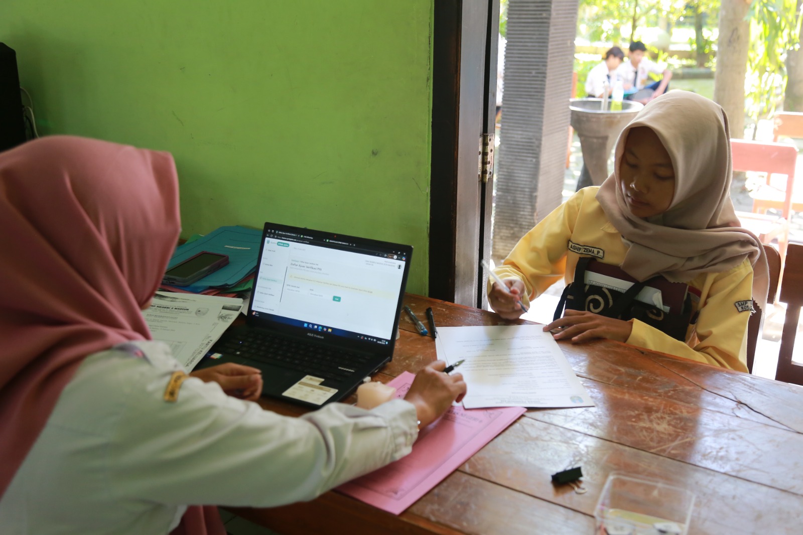 Proses pendaftaran SPMB SMA/SMK dilakukan daring dan luring untuk jalur afirmasi, mutasi, dan prestasi lomba, kemarin (16/6).