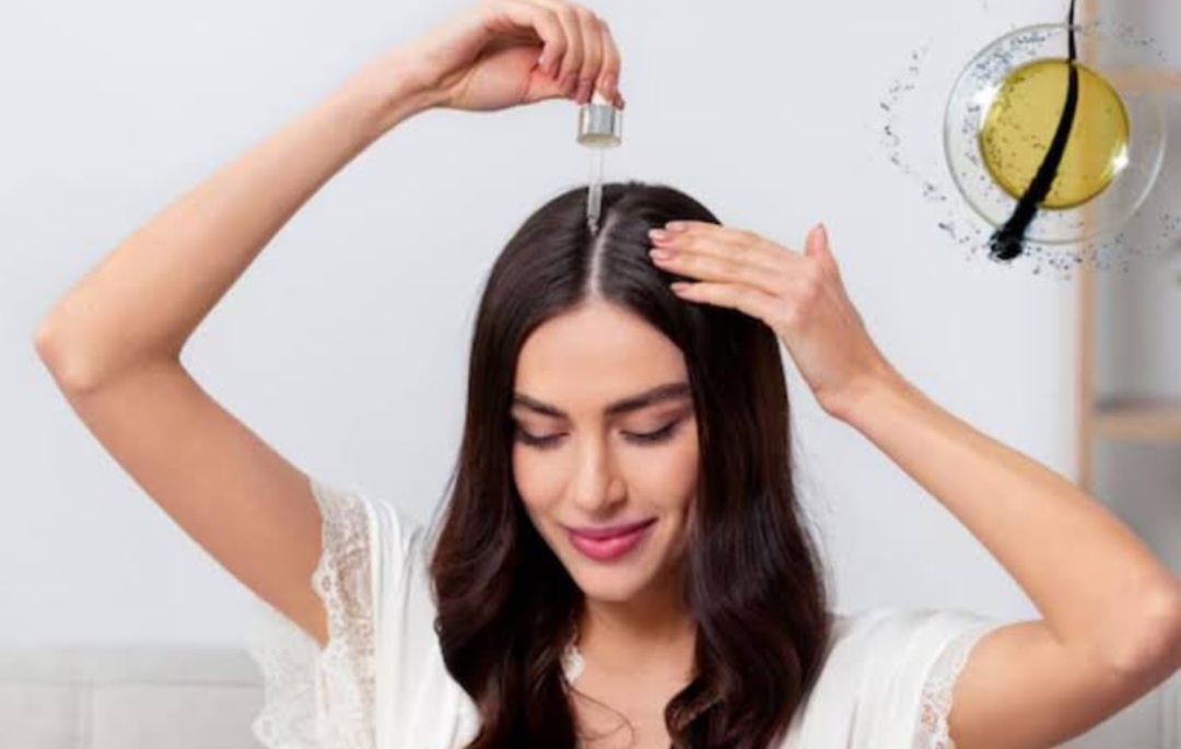 Ingin rambut lebat bebas rontok? Coba 4 serum penumbuh rambut terbaik.