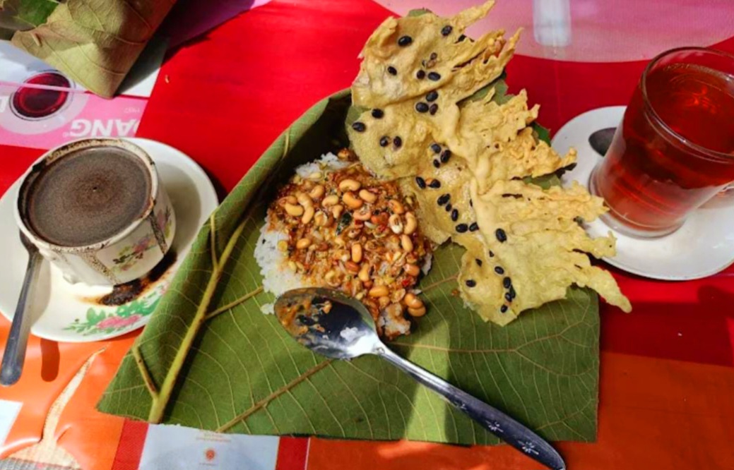 Nasi pecel daun jati khas Dolopo Madiun.