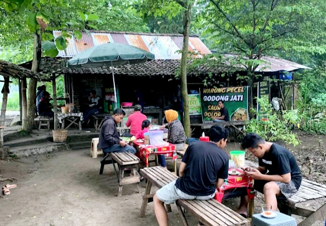 Suasana warung yang menyediakan nasi pecel godong jati di Dolopo.