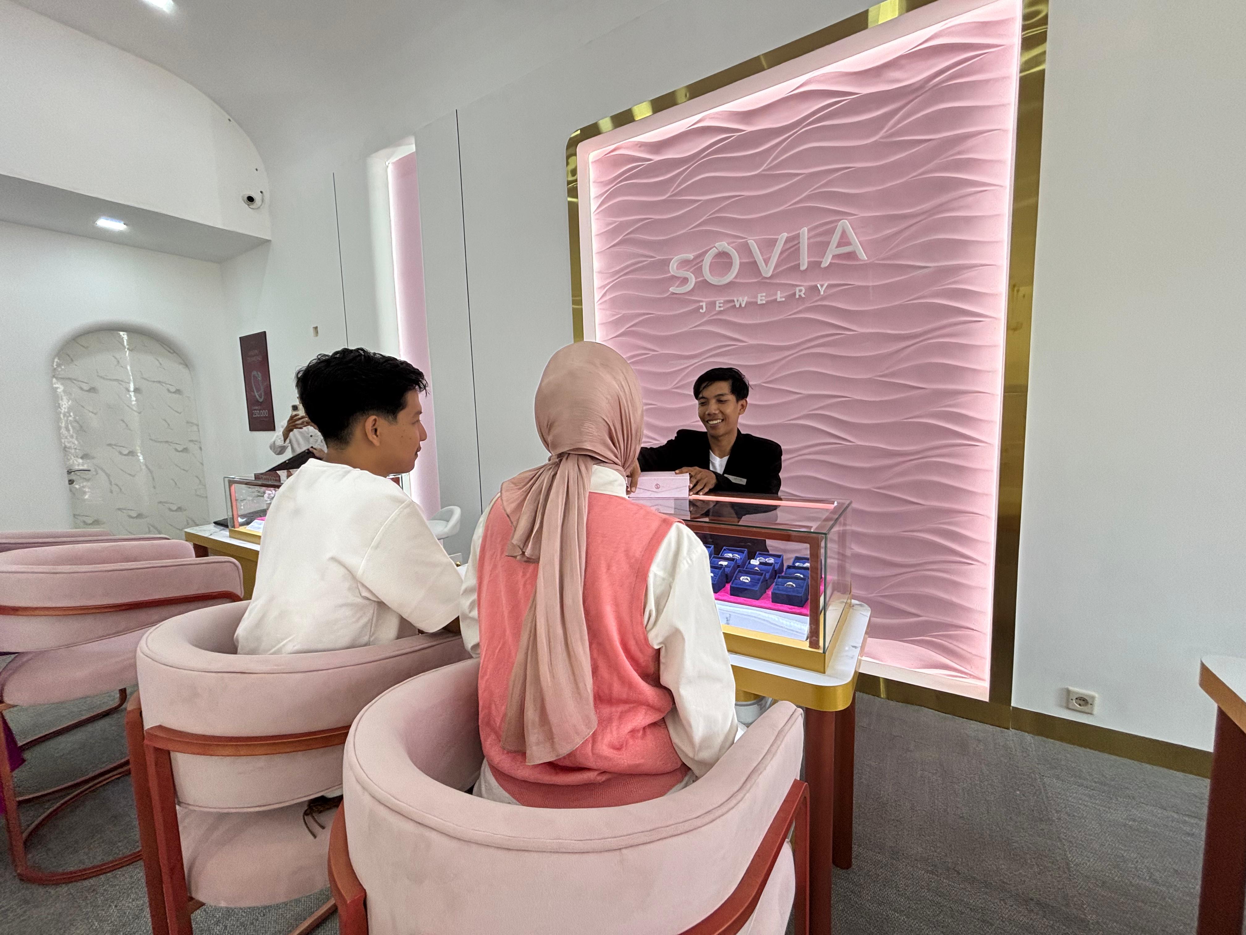 Store baru Sovia Jewelry di Jalan H Agus Salim, Kota Madiun, lebih representatif dan nyaman untuk pengunjung.