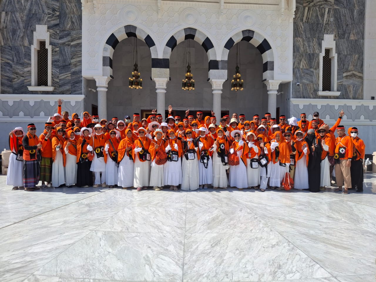 Para jemaah haji Kota Madiun mengambil miqot di Hubaidiyah usai dari Mina untuk menjalani umrah sunah. FOTO: MUHAMMAD ANSHORI/RADAR MADIUN