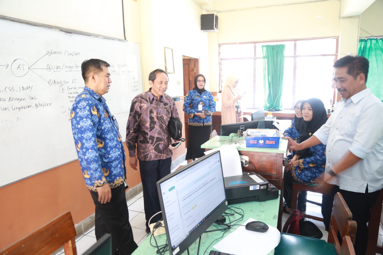 Anggota Dewan Pendidikan Jatim Prof Parji dan Suko Widodo melakukan monitoring dan evaluasi pelaksanaan SPMB di SMAN 2 Madiun dan SMKN 1 Wonoasri, kemarin (17/6). FOTO: BAGAS BIMANTARA/RADAR MADIUN