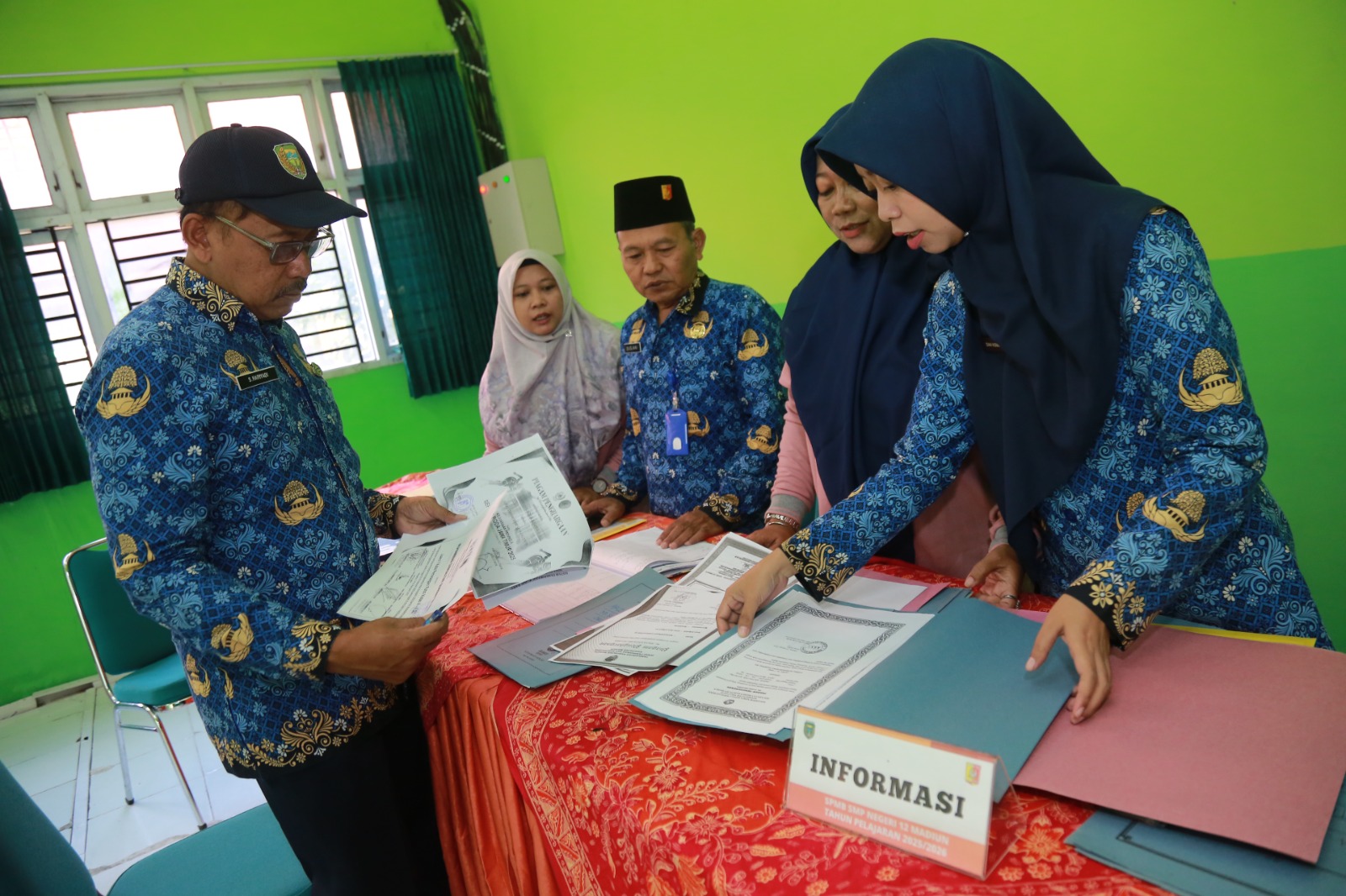 Dinas Pendidikan Kota Madiun menggelar monitoring pelaksanaan SPMB jalur kuota khusus di sejumlah SD dan SMP negeri kemarin (17/6). FOTO: BAGAS BIMANTARA/RADAR MADIUN
