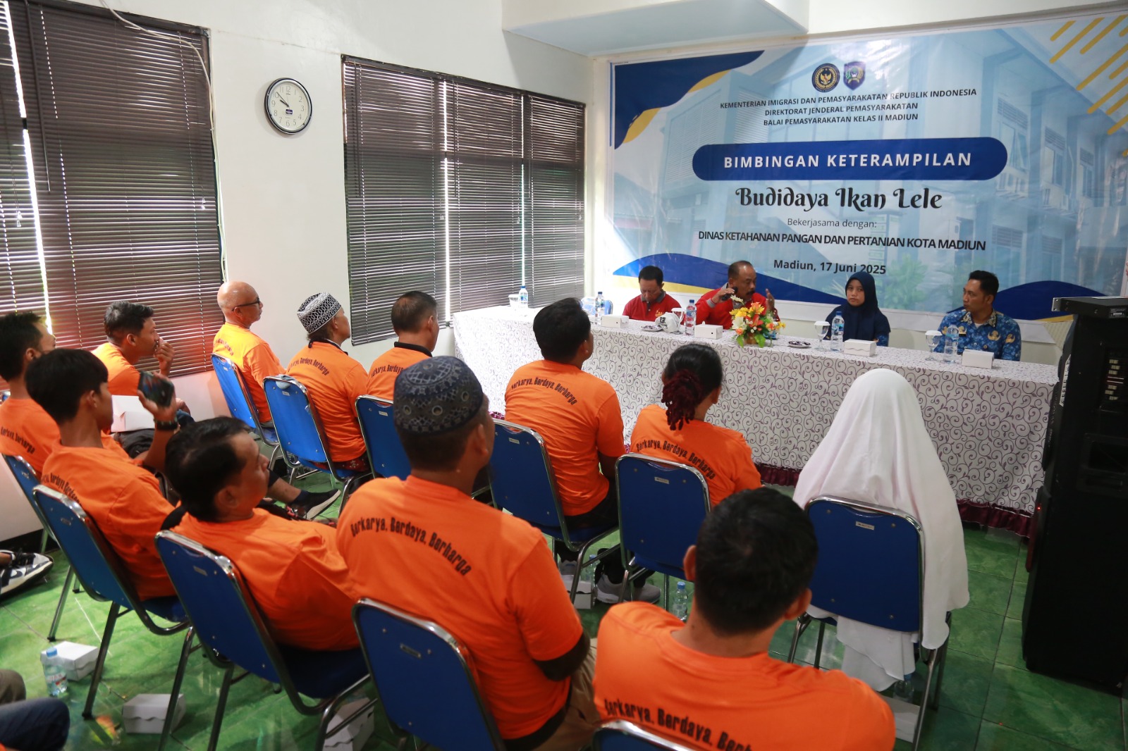 Puluhan warga binaan pemasyarakatan  Madiun mengikuti pelatihan budidaya ikan lele sebagai program reintegrasi sosial. FOTO: BAGAS BIMANTARA/RADAR MADIUN