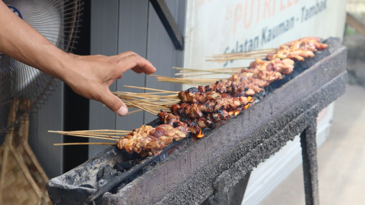 Ilustrasi sate bu ngantuk yang diminati oleh pecinta sate.