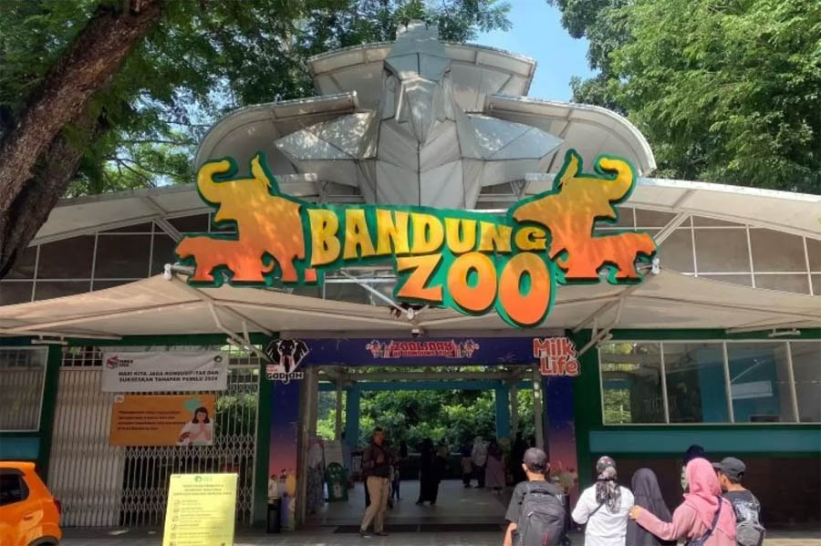 Bandung Zoo di Kota Bandung. Wisata alam flora dan fauna itu dikabarkan tengah didera polemik dualisme kepeminpinan.