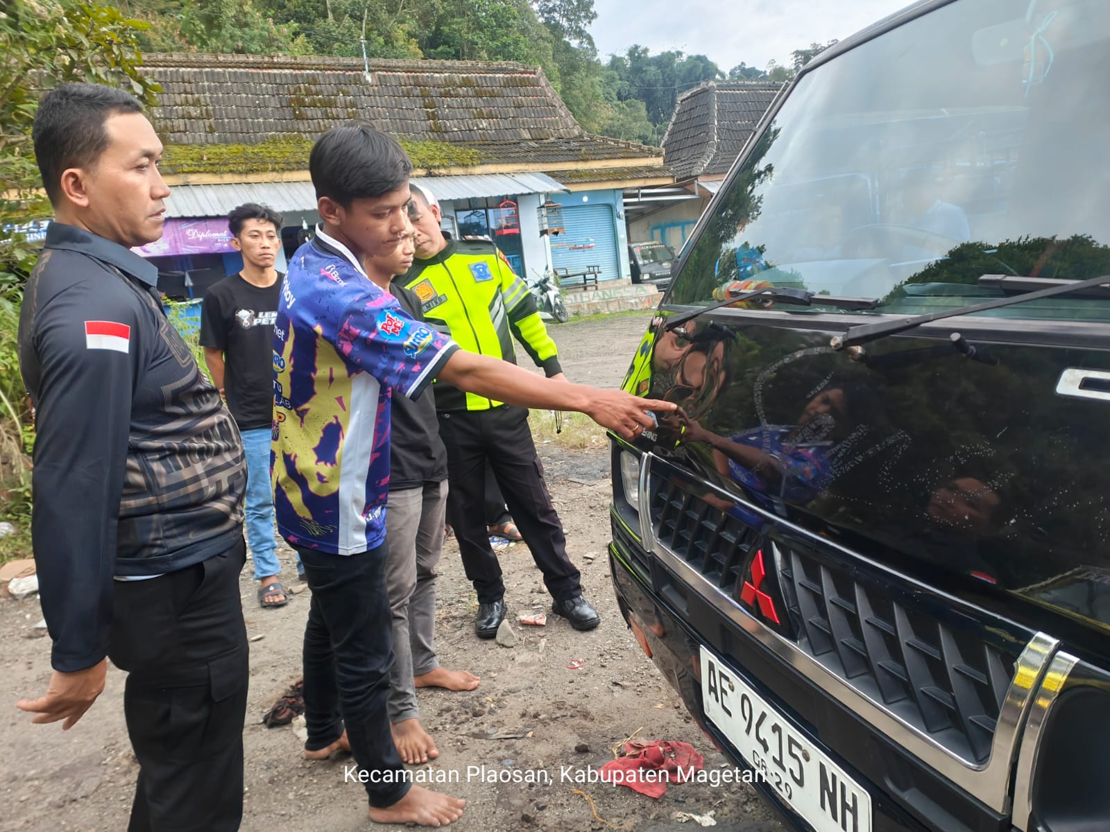 Polisi menunjukkan bekas tabrak lari pada bagian depan mobil pikap yang dikemudikan oleh pelaku, Rabu (18/6). FOTO: ISTIMEWA