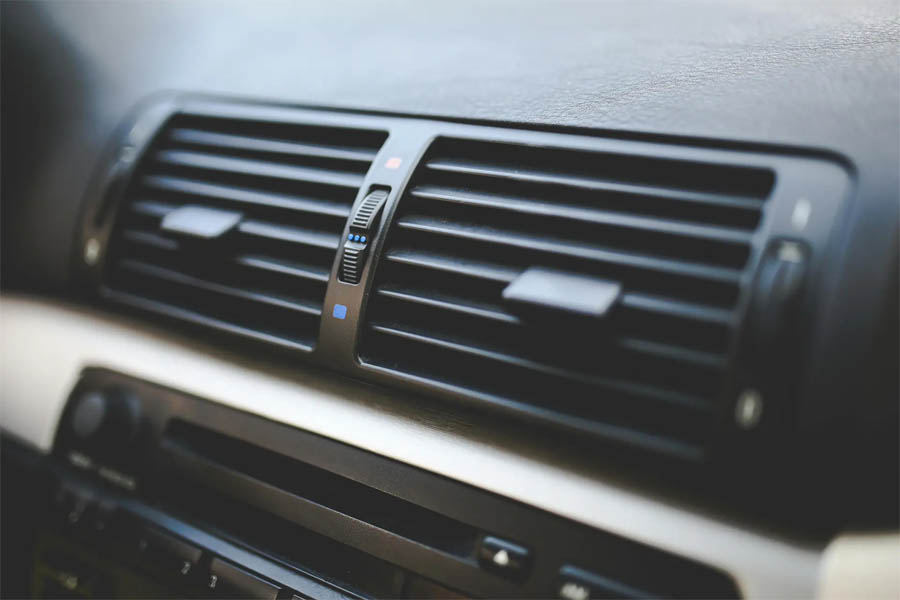 AC mobil kurang dingin bisa diakibatkan sejumlah faktor. Simak penjelasannya, jangan buru-buru ganti sparepart.