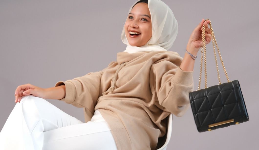 Rekomendasi model sling bag.