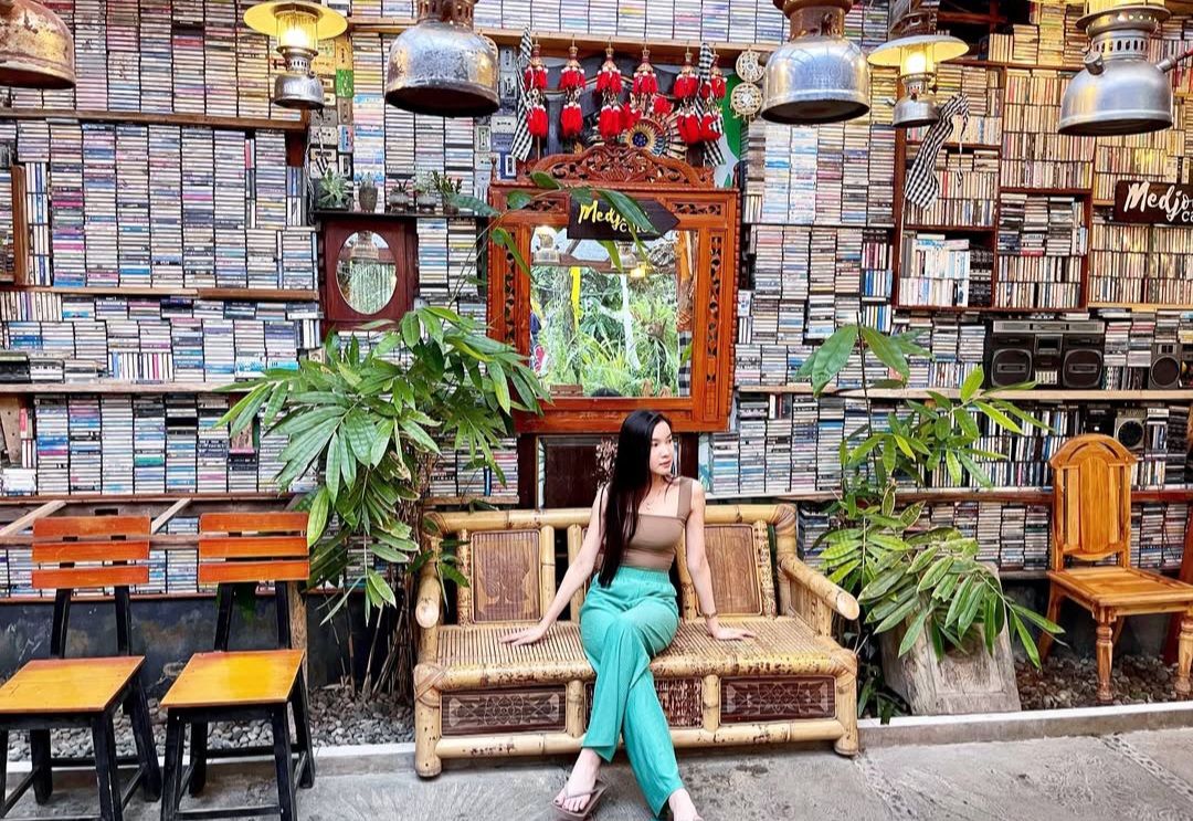 Medjora Cafe jadi salah satu tujuan paling populer. Terletak di Jalan Paralayang, Desa Kemuning.