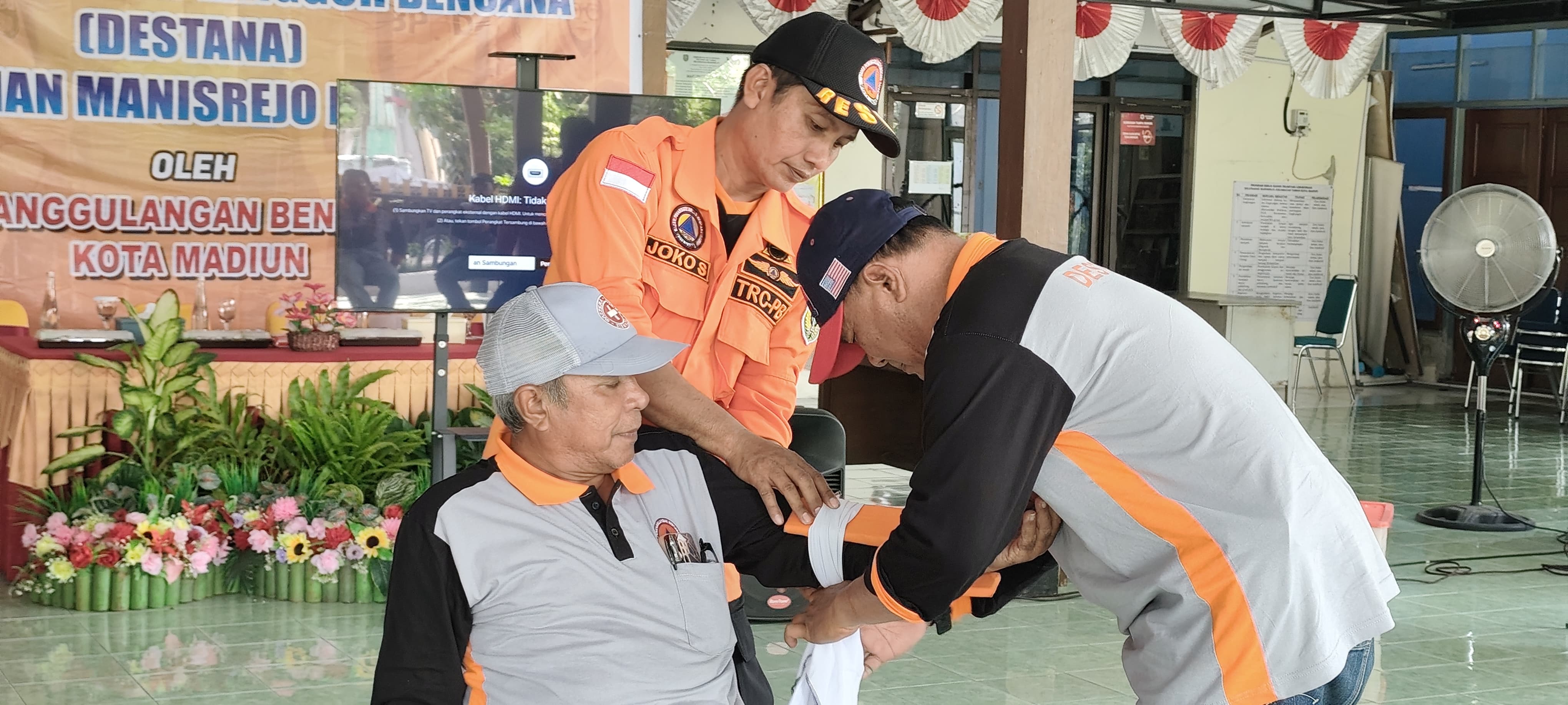 Petugas BPBD Kota Madiun memberikan pelatihan pertolongan pertama kepada para anggota Destana di Kelurahan Manisrejo, kemarin (18/6). FOTO:&nbsp;BPBD UNTUK JAWA POS RADAR MADIUN