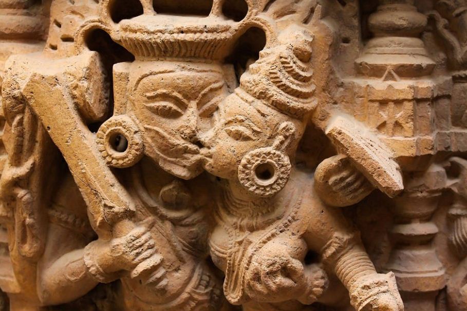 Relief berbentuk Kama Sutra pada sebuah candi.