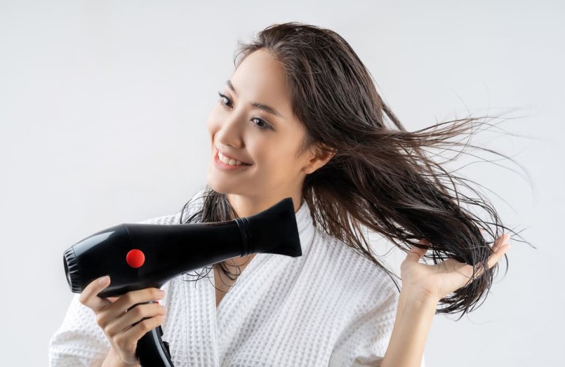 Ilustrasi rekomendasi hair dryer yang aman untuk rambut.