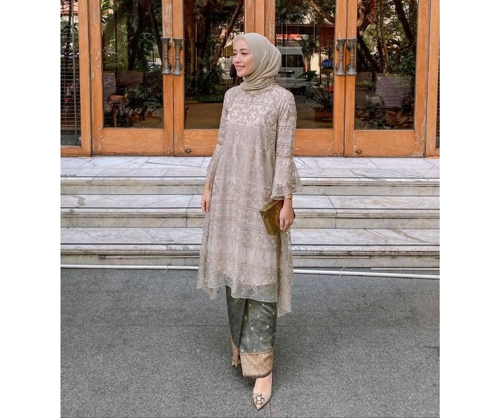 Ilustrasi kebaya hijab untuk wisuda.