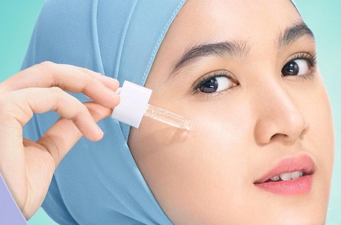 Ilustrasi rekomendasi serum wajah berjerawat.