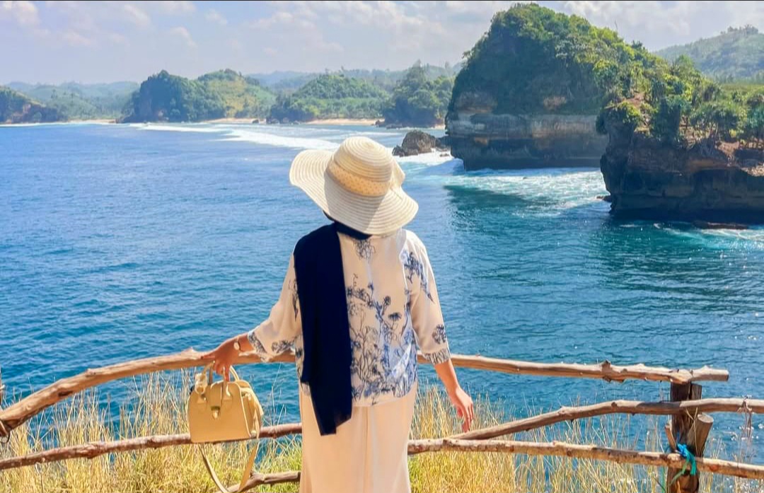 Temukan keindahan pantai tersembunyi di Malang Selatan, salah satunya pantai Batu Bengkung.