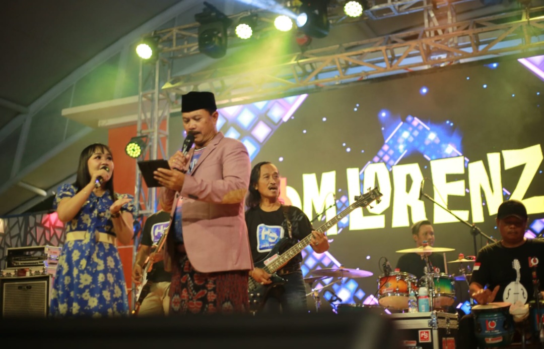 Wali Kota Madiun Dr Maidi berdendang ria bersama OM Lorenza di PBC, Kamis malam (19/5)