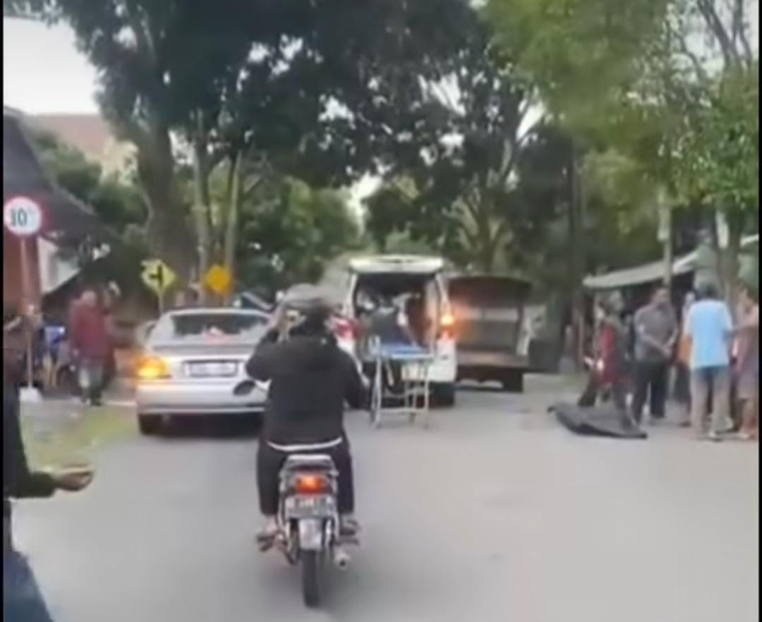 Kecelakaan maut di Magetan, pejalan kaki lansia ditabrak motor saat berlari menghindari elf. FOTO: TANGKAPAN LAYAR