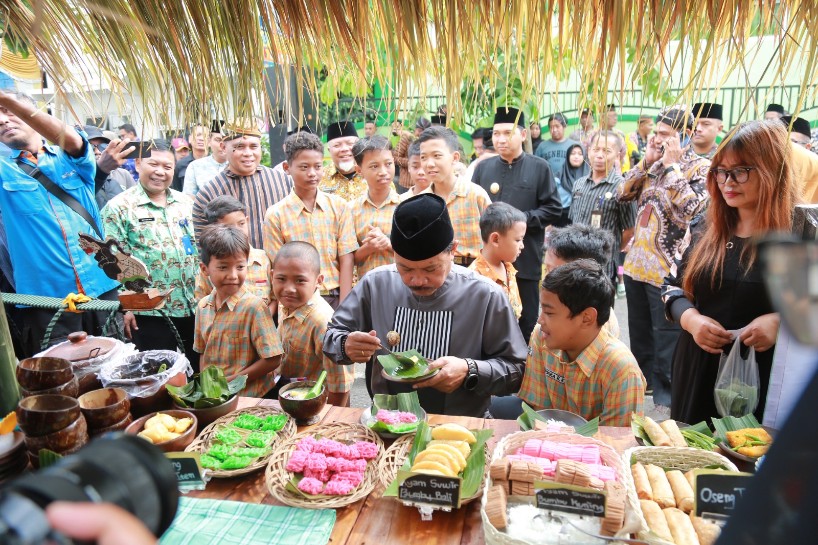 Ramaikan Hari Jadi Kota Madiun ke-107, Masjid Kuno Kuncen disulap jadi Jajanan Tempo Doeloe, Kamis (19/6). FOTO: BAGAS BIMANTARA/RADAR MADIUN