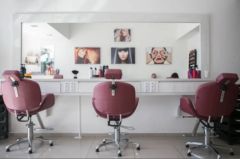 Ilustrasi salon kecantikan dan nail art.