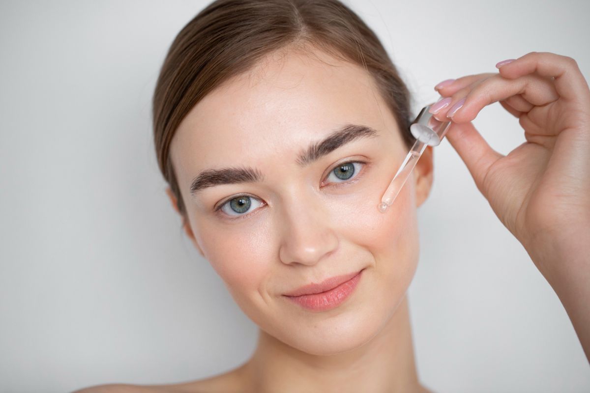 Ilustrasi rekomendasi serum wajah anti aging.
