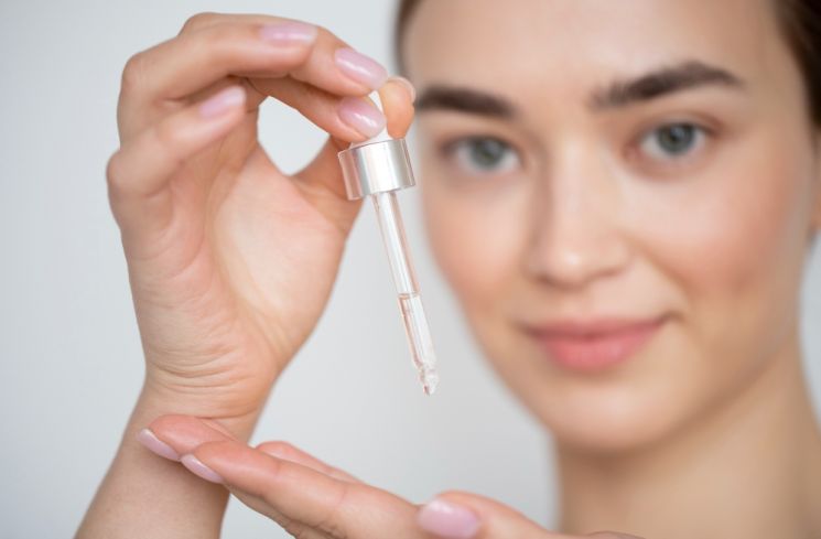 Ilustrasi rekomendasi serum wajah untuk hilangkan flek hitam.