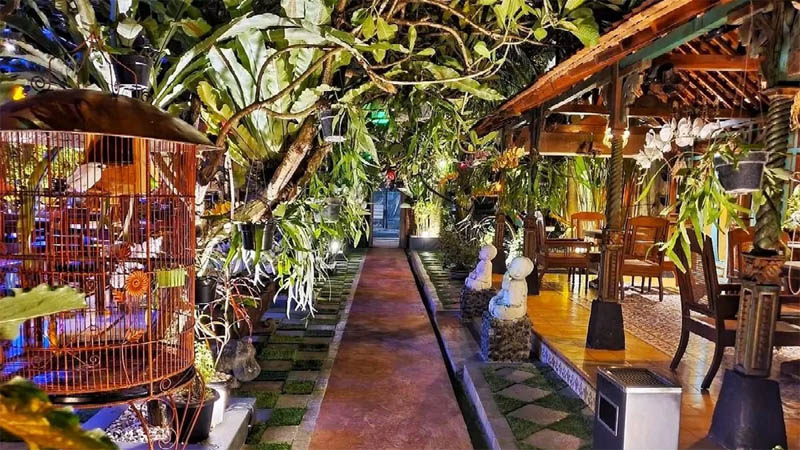 3 Rekomendasi hidden gem wisata kuliner di Solo dengan vibes jadul. Pengunjung seperti diajak nostalgia.