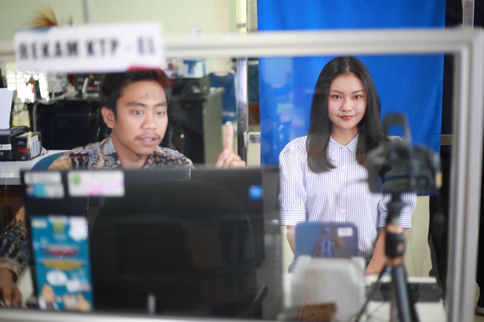 Warga Madiun bisa ganti foto e-KTP secara massal. Layanan terbatas hanya tiga hari, simak syarat dan aturannya di sini. FOTO: BAGAS BIMANTARA/RADAR MADIUN