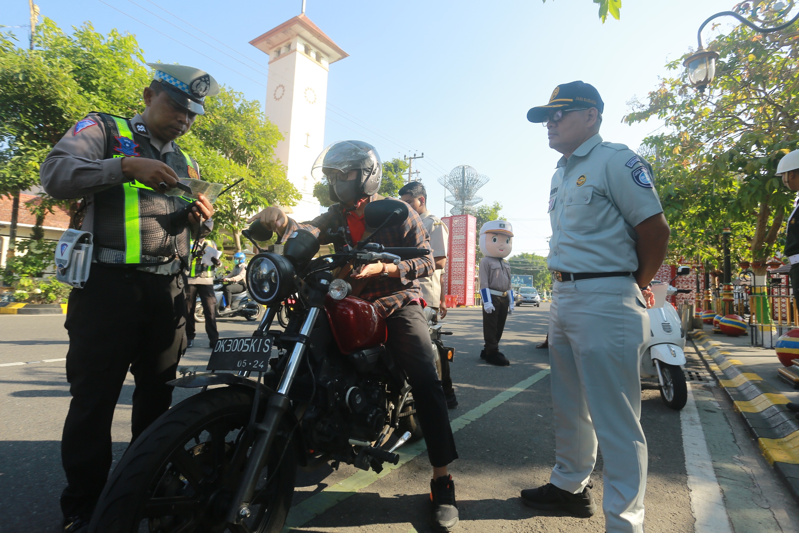 Ilustrasi pajak kendaraan mati lalu kena tilang.