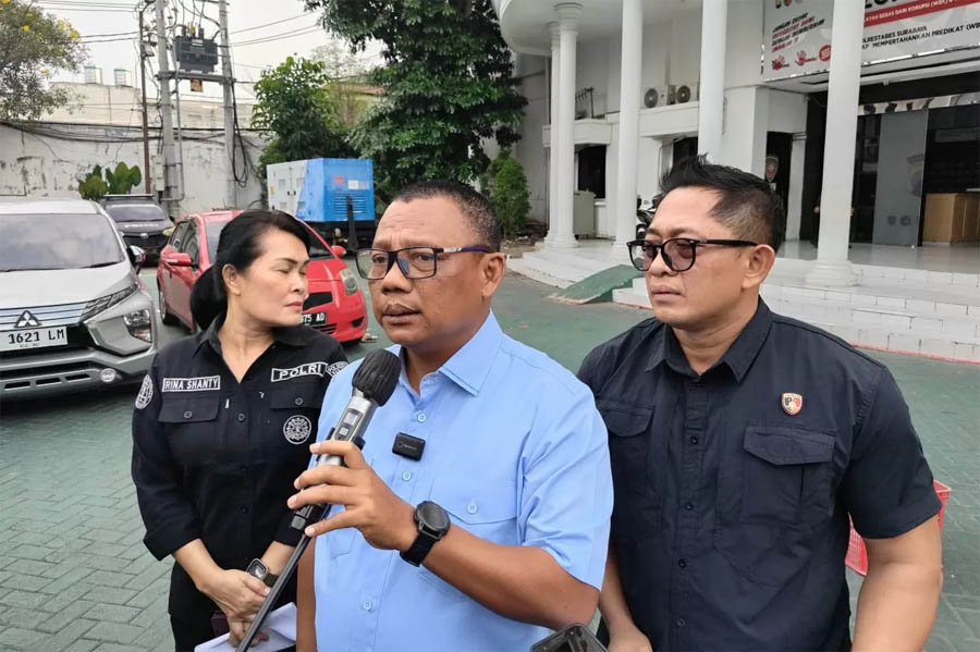 Kasatreskrim Polrestabes Surabaya AKBP Edi Herwiyanto (tengah) sebut kasus KDRT yang dilakukan suami kepada istri di Sambikerep berawal dari uang belanja.
