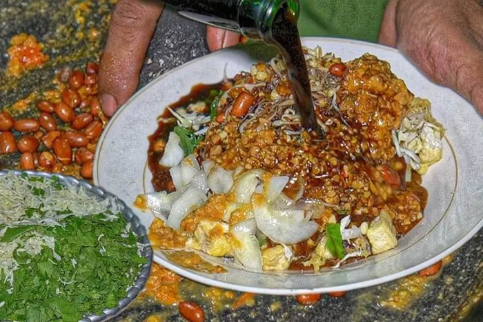 Ilustrasi foto salah satu kuliner tradisional. Nasi pecel sambel lethok menjadi salah satu kuliner tradisional Ngawi. Selain dikenal memiliki cita rasa khas juga terkenal murah.