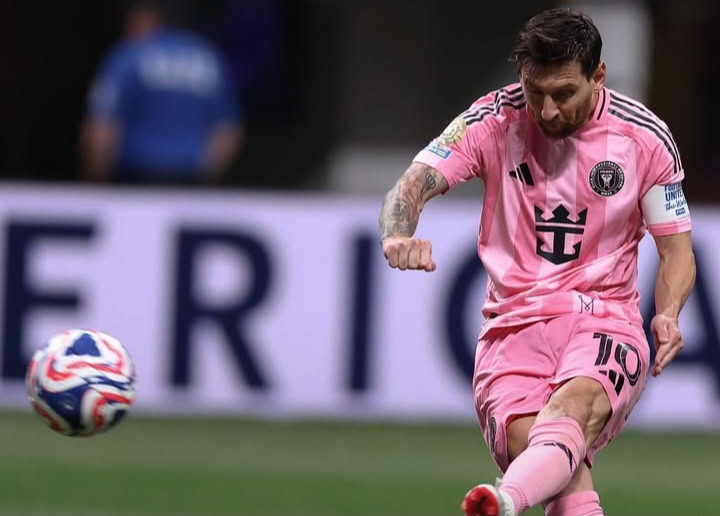 Messi nyekor lewat tendangan bebas.