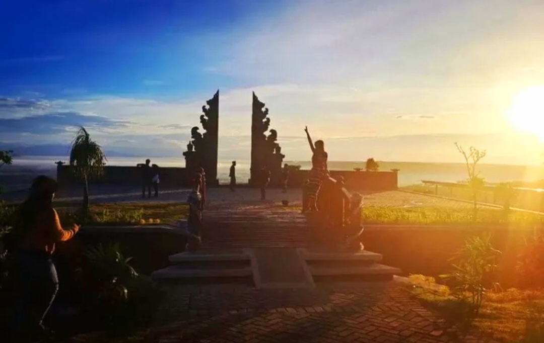Puncak Jowin cocok untuk foto-foto instagramable, camping, dan menikmati sunset.