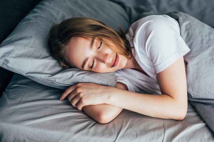 Ilustrasi rekomendasi bantal yang bikin tidur nyaman.