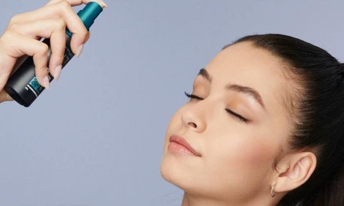 Ilustrasi rekomendasi setting spray untuk kulit kering salah satunya Maybelline.