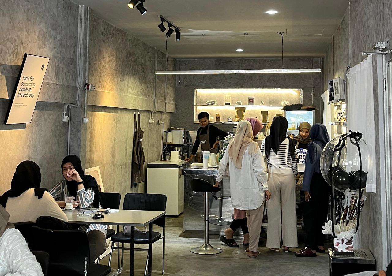 Ilustrasi Surplus Coffee & Studio Madiun